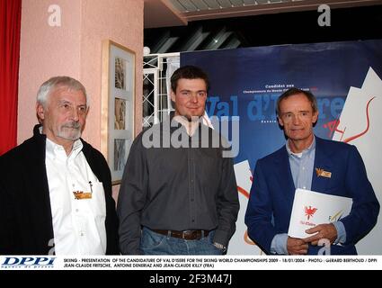SKI - PRÉSENTATION DE LA CANDIDATURE DE VAL D'ISÈRE AUX CHAMPIONNATS DU MONDE DE SKI 2009 - 18/01/2004 - PHOTO : GERARD BERTHOUD / DPPI JEAN-CLAUDE FRITSCHE, ANTOINE DENERIAZ ET JEAN-CLAUDE KILLY (FRA) Banque D'Images