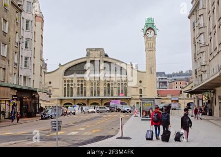 Gare Art Nouveau avec tour de l'horloge à Rouen, Normandie, France Banque D'Images