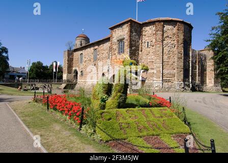 Topiaire de dragon chinois devant le château de Colchester, Colchester, Essex, Angleterre | AUCUN | Banque D'Images