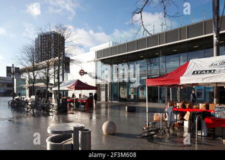 Zone piétonne avec marché italien en face de la station de métro Shepherds Bush et des bureaux/commerces voisins | architecte : Jason Forbes | Banque D'Images