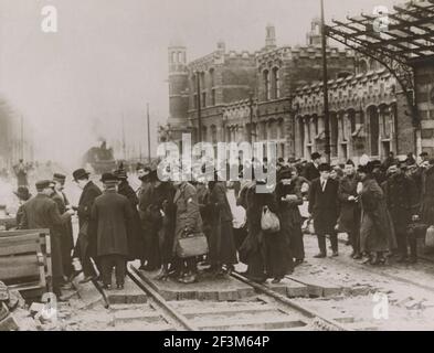 Photo d'époque des réfugiés belges revenant à Gand, Belgique. La locomotive de train est celle qui a été retournée par les alliés par les Allemands. Les fonctionnaires sont ex Banque D'Images