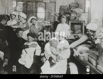 Photo d'époque de la cantine de la Croix-Rouge américaine au Gare de l'est où tous les réfugiés belges entrent la station est entretenue et alimentée sans Banque D'Images