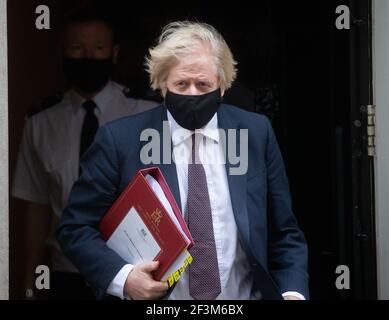 Londres, Royaume-Uni. 17 mars 2021. Le premier ministre britannique, Boris Johnson, quitte la rue numéro 10 Downing pour se rendre à la Chambre des communes pour les questions du premier ministre. Il fera face à Keir Starmer à travers la boîte d'expédition. Crédit : Mark Thomas/Alay Live News Banque D'Images