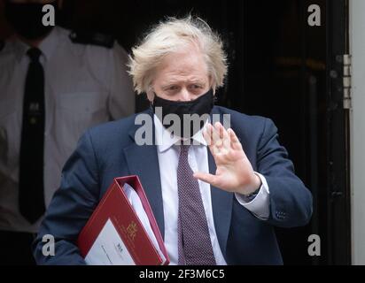 Londres, Royaume-Uni. 17 mars 2021. Le premier ministre britannique, Boris Johnson, quitte la rue numéro 10 Downing pour se rendre à la Chambre des communes pour les questions du premier ministre. Il fera face à Keir Starmer à travers la boîte d'expédition. Crédit : Mark Thomas/Alay Live News Banque D'Images