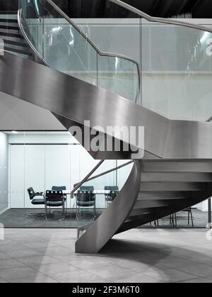 Escalier en acier inoxydable et salle de conférence dans les sièges sociaux de Co-op, 1 Angel Square, Manchester, Angleterre, Royaume-Uni Banque D'Images