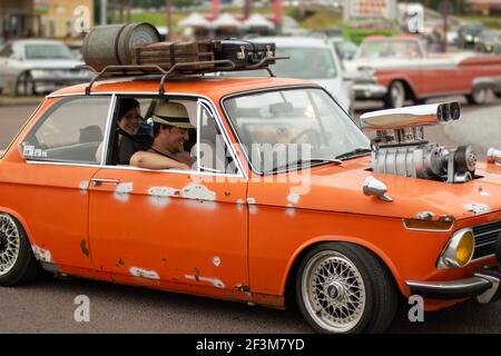 Rattvik, Suède - juillet 27.2013: Classic car week Rttvik - ancienne voiture, BMW 2002 Tii orange. Banque D'Images