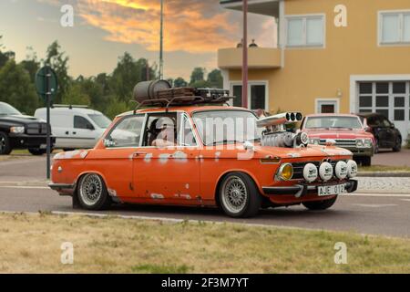 Rattvik, Suède - juillet 27.2013: Classic car week Rttvik - ancienne voiture, BMW 2002 Tii orange. Banque D'Images