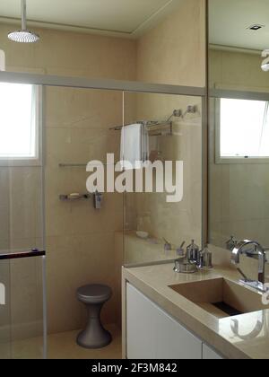 Salle de bains carrelée avec grand miroir au-dessus du lavabo dans l'appartement, Brésil Banque D'Images