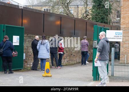 Londres, Royaume-Uni, 17 mars 2021 : comme le nombre total de personnes ayant reçu au moins une vaccination contre le coronavirus a dépassé 25 millions, les gens font la queue à une chirurgie GP à Lambeth pour recevoir leur. Toutes les personnes de plus de 50 ans peuvent désormais prendre rendez-vous sans attendre l'invitation de leur médecin généraliste. Le NHS a déployé le programme de vaccination à une vitesse sans précédent et les gens sont rassurés que les risques associés au vaccin AstraZenica sont minimes. Anna Watson/Alay Live News Banque D'Images