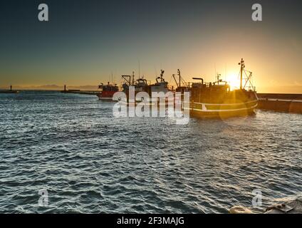 Lever de soleil sur des bateaux de pêche dans le port de Kalk Bay, au Cap Banque D'Images