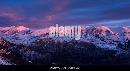 Vue aérienne de la face sud de Cadí au lever du soleil après une chute de neige hivernale (province de Barcelone, Catalogne, Espagne, Pyrénées) Banque D'Images