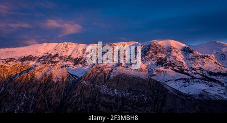 Vue aérienne de la face sud de Cadí au lever du soleil après une chute de neige hivernale (province de Barcelone, Catalogne, Espagne, Pyrénées) Banque D'Images