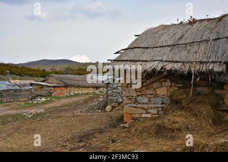 Paysage rural avec une installation traditionnelle de bergerie dans la campagne de Vrontero un village pastoral dans l'ouest de la Macédoine Grèce. Banque D'Images