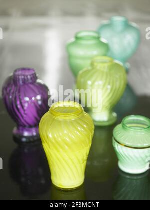 Variété de vases en verre de couleur, gros plan, Danemark Banque D'Images