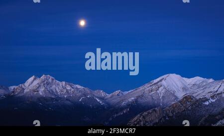Lever de soleil à Pedraforca et Alt Berguedà avec pleine Lune, vue du point de vue de Coll de Pal (Berguedà, Catalogne, Espagne, Pyrénées) Banque D'Images