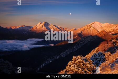 Lever de soleil à Pedraforca et Alt Berguedà avec pleine Lune, vue du point de vue de Coll de Pal (Berguedà, Catalogne, Espagne, Pyrénées) Banque D'Images