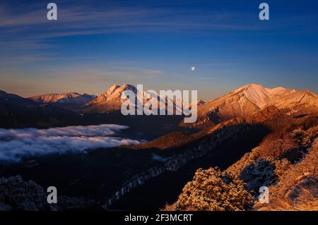 Lever de soleil à Pedraforca et Alt Berguedà avec pleine Lune, vue du point de vue de Coll de Pal (Berguedà, Catalogne, Espagne, Pyrénées) Banque D'Images