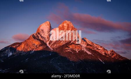 Lever de soleil d'hiver à Pedraforca, vue de Maçaners (Berguedà, Catalogne, Espagne, Pyrénées) ESP: Amanecer invernal en el Pedraforca (Berguedà, Catalogne) Banque D'Images