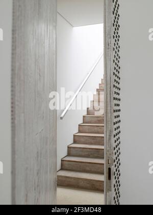 Vue par porte ouverte à l'escalier avec main courante dans la maison résidentielle, Brésil. Banque D'Images