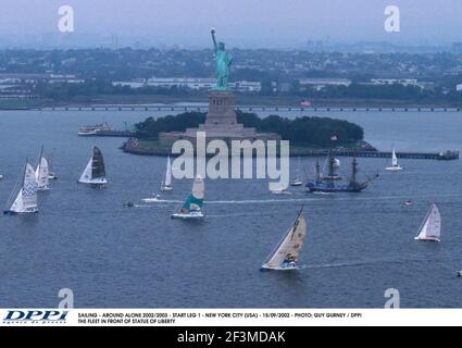 VOILE - AUTOUR SEUL 2002/2003 - PIED DE DÉPART 1 - VILLE DE NEW YORK (ETATS-UNIS) - 15/09/2002 - PHOTO: GUY GURNEY / DPPI LA FLOTTE DEVANT LA STATUE DE LA LIBERTÉ Banque D'Images