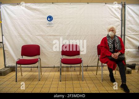 17 mars 2021, Bavière, Fürstenfeldbruck: Une femme attend sur une chaise devant le stand au centre de vaccination du coronavirus Fürstenfeldbruck avant sa vaccination. Le centre peut continuer à vacciner après la préparation d'une deuxième vaccination avec le vaccin de Biontech/Pfizer, de sorte que l'opération de vaccination puisse se poursuivre. Photo: Peter Kneffel/dpa Banque D'Images