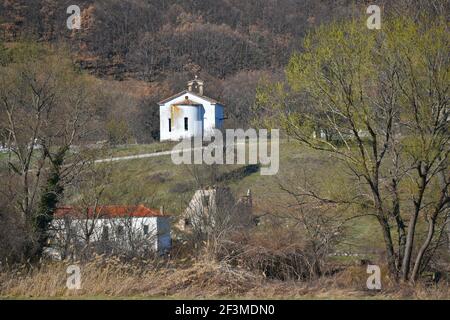 Paysage rural avec vue sur une chapelle grecque orthodoxe traditionnelle à Oxia, un village pastoral de l'Ouest de la Macédoine dans le lac Prespa, Grèce. Banque D'Images