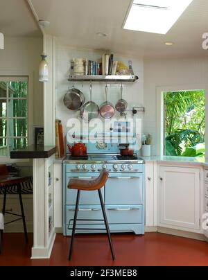 Cuisine avec four bleu, comptoir à petit-déjeuner et tabourets dans la maison résidentielle, Californie, Etats-Unis Banque D'Images