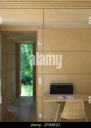 Radio sur le bureau, devant un mur en bois de couleur fauve dans la maison résidentielle, Danemark Banque D'Images