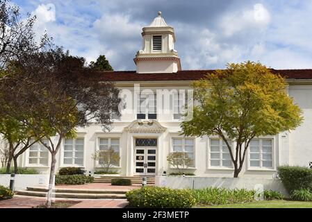 WHITTIER, CALIFORNIE 12 MARS 2021 : le Lou Henry Hoover Memorial Hall sur le campus du Whittier College. Banque D'Images