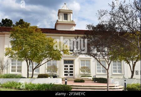 WHITTIER, CALIFORNIE 12 MARS 2021 : le Lou Henry Hoover Memorial Hall sur le campus du Whittier College. Banque D'Images