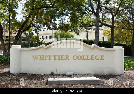 WHITTIER, CALIFORNIE, 12 MARS 2021 : panneau à Whittier College au Shannon Center. Banque D'Images