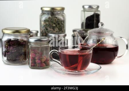 Tisane maison. Un remède qui stimule l'immunité et soulage le stress. Théière en verre et thé avec une boisson saine. Pots transparents aux herbes séchées Banque D'Images