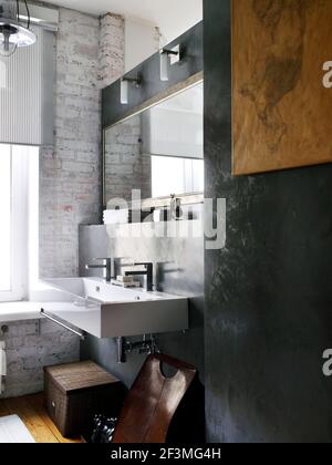 Lavabo en céramique et miroir dans la salle de bains de l'appartement russe. Banque D'Images