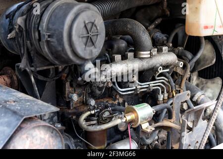 Fermer les tuyaux et l'ancien moteur diesel de la chargeuse. Ancienne pièce du moteur de la voiture. Le moteur puissant d'une voiture. Banque D'Images