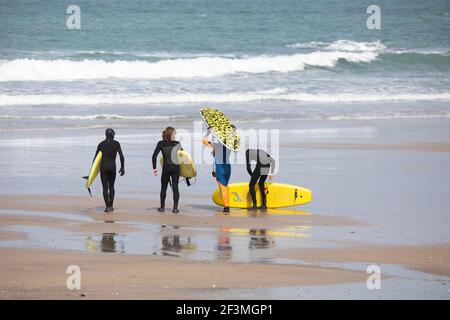 St Agnes,Cornwall,17 mars 2021,les surfeurs marchent à travers les déserts avant d'entrer dans la mer pour leur exercice quotidien pendant leur confinement à St Agnes,Cornwall un jour ensoleillé.Credit: Keith Larby/Alamy Live News Banque D'Images