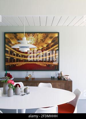 Œuvres d'art avec lampe Poul Henningsen PH5 et table Saarinen Tulip dans la maison de Californie, Etats-Unis. Banque D'Images