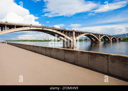 Pont communal est un pont piétonnier et automobile à travers le fleuve Ienisseï à Krasnoyarsk, Russie Banque D'Images