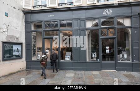 LA RÉOUVERTURE DE L'AGENCE PHOTOGRAPHIQUE ROGER-VIOLLET OFFRE AUJOURD'HUI UN NOUVEL ESPACE D'EXPOSITION À PARIS Banque D'Images