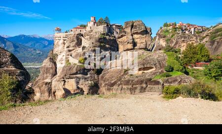 Le monastère de Varlaam et le monastère de Grand Meteoron au Météores. Meteora est un des plus grands et des plus complexes de façon précipitée construit E Banque D'Images