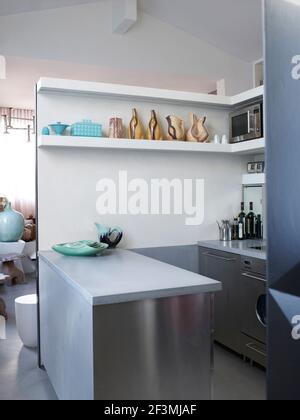 Coin cuisine avec unités en acier inoxydable dans la maison française Banque D'Images