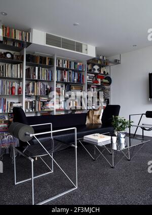 Canapé et table basse devant les étagères dans la salle de séjour Chambre dans la maison du Royaume-Uni Banque D'Images