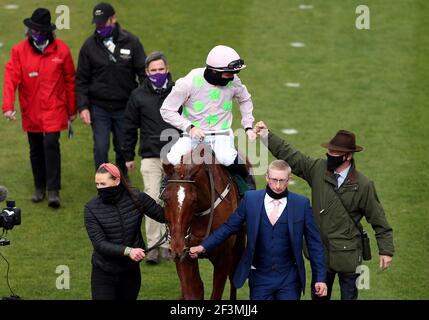 Le jockey Paul Townend et l'entraîneur Willie Mullins célèbrent après avoir remporté la Chase des novices Brown Advisory avec Monkfish pendant la deuxième journée du Cheltenham Festival à l'hippodrome de Cheltenham. Date de la photo: Mercredi 17 mars 2021. Banque D'Images