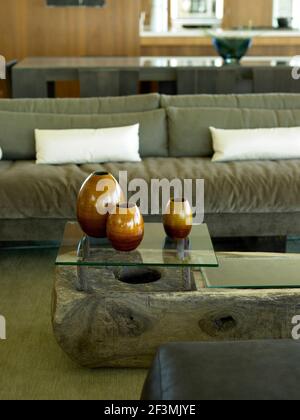 Vases en céramique sur une table recouverte de verre dans la maison des Etats-Unis Banque D'Images