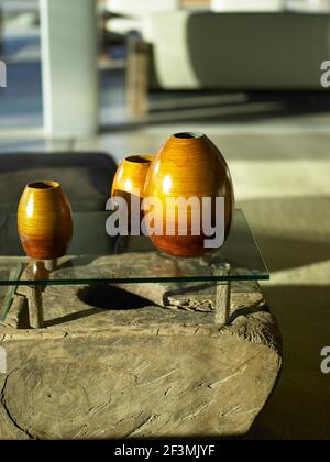 Vases en céramique sur une table recouverte de verre dans la maison des Etats-Unis Banque D'Images