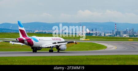 schwechat, autriche, 29 mai 2019, Airbus A319-132, oe-lyw, exploité par eurowings après l'atterrissage et boeing 747 asiana cargo décollage à l'aéroport o Banque D'Images