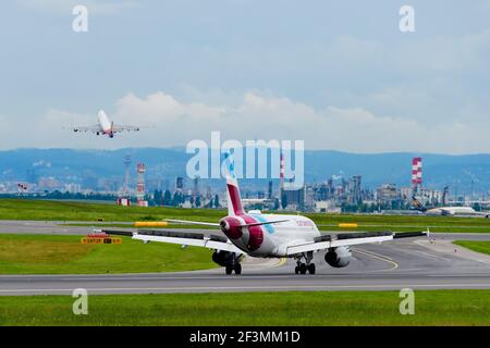 schwechat, autriche, 29 mai 2019, Airbus A319-132, oe-lyw, exploité par eurowings après l'atterrissage et boeing 747 asiana cargo décollage à l'aéroport o Banque D'Images