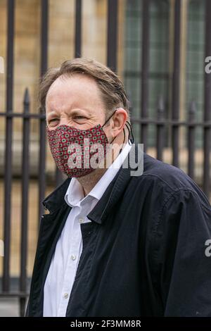 WESTMINSTER LONDRES, ROYAUME-UNI 17 MARS 2021. Toby Perkins, député travailliste de Chesterfield, porte un masque facial à son arrivée au Parlement. Les députés ont voté pour adopter le projet de loi sur la police, le crime, la peine et les tribunaux à l'étape de la deuxième lecture après deux jours de débat à la Chambre des communes. Credit amer ghazzal/Alamy Live News Banque D'Images