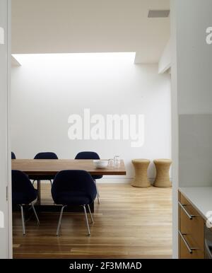 Chaises bleues à la table dans la salle à manger blanche aux États-Unis accueil Banque D'Images