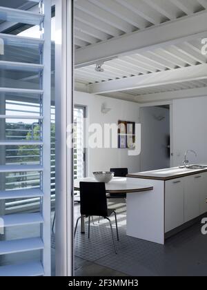 Chaise au bar du petit déjeuner dans la cuisine blanche de la maison espagnole Banque D'Images