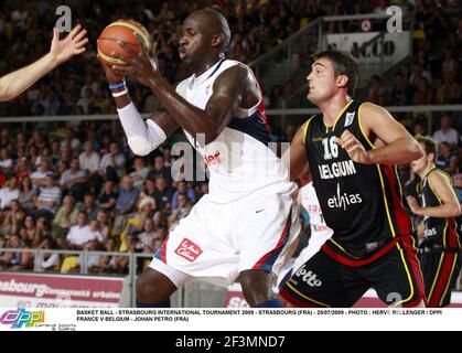 BASKET BALL - TOURNOI INTERNATIONAL DE STRASBOURG 2009 - STRASBOURG (FRA) - 25/07/2009 - PHOTO : HERVE BELLENGER / DPPIFRANCE V BELGIUM - JOHAN PETRO (FRA) Banque D'Images